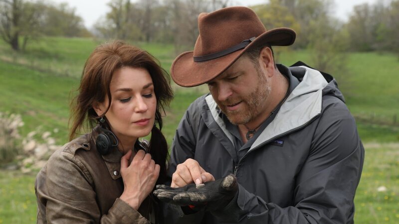 Host Josh Gates and Nikoline Bohr use their metal detectors to find artifacts from Bonnie and Clyde including a shotgun shell – Bild: Warner Bros. Discovery, Inc. or its subsidiaries and affiliates.