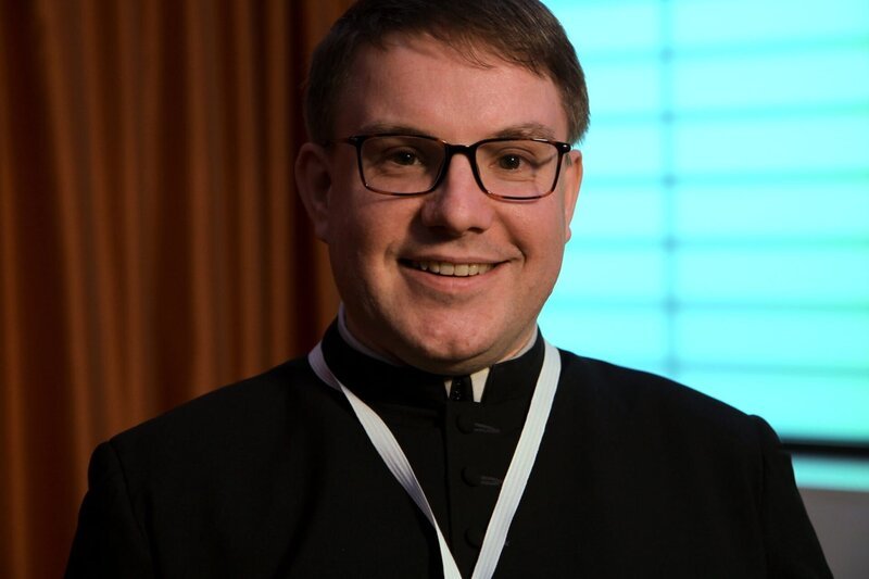 Meinrad Bolz Can.Reg. Leiter Cantorey. – Bild: ORF/​Cinevision/​Herbert Unterberger