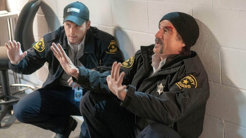Für die als Security-Beamte verkleideten Ermittler Jay Halstead (Jesse Lee Soffer, l.) und Alvin Olinsky (Elias Koteas) wird es brenzlig. Kriminelle drohen sie bei einem Drogenraub zu erschießen. – Bild: RTL /​ NBC Studios
