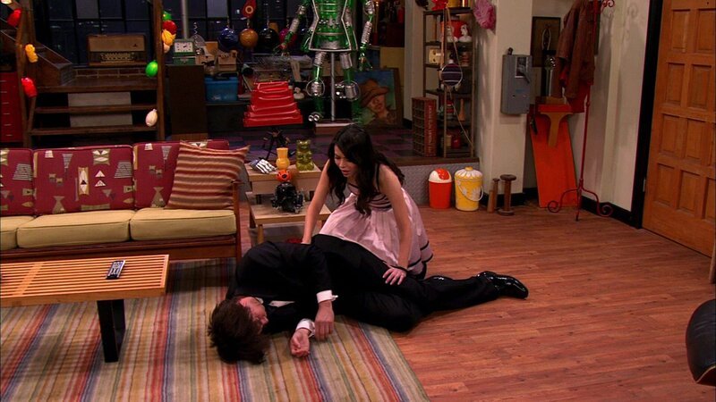 L-R: Spencer Shay (Jerry Trainor), Carly Shay (Miranda Cosgrove) – Bild: ViacomCBS