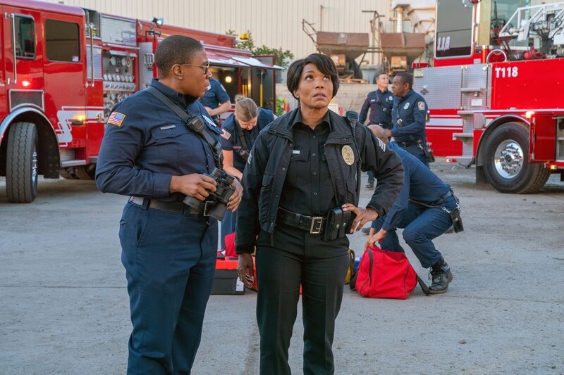 Henrietta „Hen“ Wilson (Aisha Hinds, l.); Athena Grant (Angela Bassett, r.) – Bild: Fox Media LLC