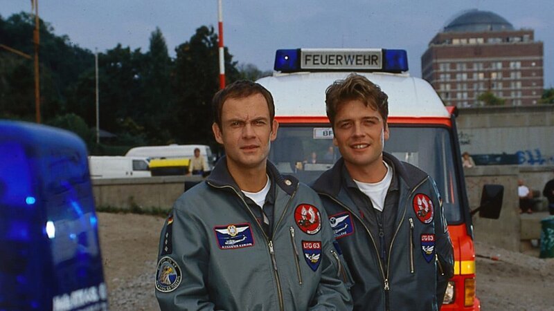 Pilot Alex (Matthias Leja, l.) und Wollcke (Oliver Hörner, r.), der neue Bordmechaniker, sind schon nach wenigen Einsätzen ein eingespieltes Team. – Bild: ZDF und Boris Laewen