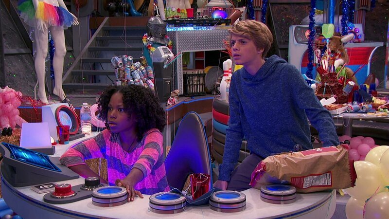 L-R: Charlotte Page (Riele Downs), Henry Hart (Jace Norman) – Bild: ViacomCBS