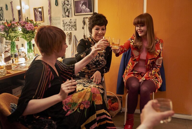 (v.l.n.r.) Lisbeth Dahl (Anika Aakjær); Lily Broberg (Helle Dolleris); Mimi (Andrea Heick Gadeberg) – Bild: Apple Tree Productions /​ Tine Harden