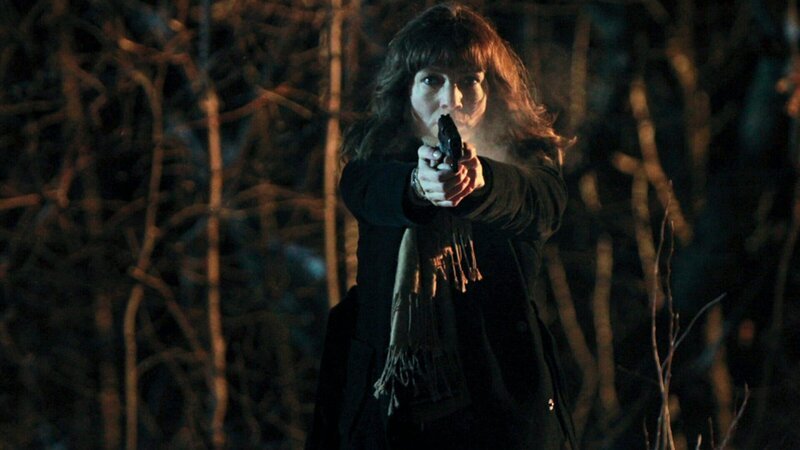 Irene Huss (Angela Kovacs) ist dem Killer dicht auf den Fersen. – Bild: ZDF und ARD Degeto/​Illusion Film/​A. Aristarhova