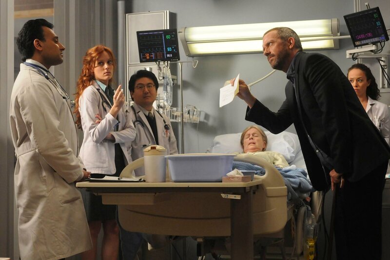 HOUSE -- „Brave Heart“ Episode 606 -- Pictured: (l-r) Sanjay Madhav as Singh, Samantha Colburn as Marta, Marcus Toji as Dex, Judith Morton Fraser as Janice, Hugh Laurie as Dr. Gregory House, Briana Venskus as Nona -- NBC Photo: Michael Yarish – Bild: Universal TV