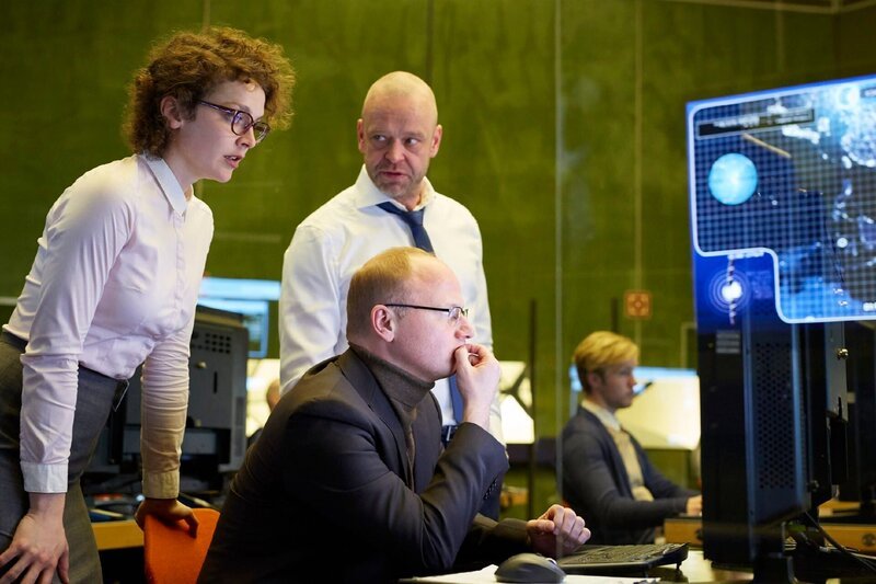 Im Innenministerium machen sich (v.l.) Klara Schuster (Karoline Bär), Ulrich Kastup (Robert Gallinowski) und Jonas Lenz (Christian Hockenbrink) Sorgen um Engelhardt. – Bild: RTL Crime /​ Guido Engels