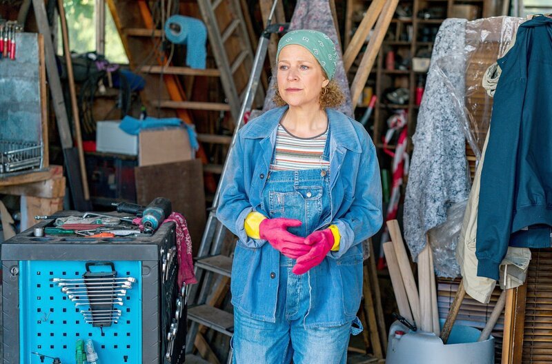 Bea (Christiane Brammer) fühlt sich mehr und mehr zu Manuel hingezogen. Sie möchte das jedoch aufgrund ihrer gemeinsamen Vorgeschichte nicht zulassen – Bild: SWR/​Christian Koch