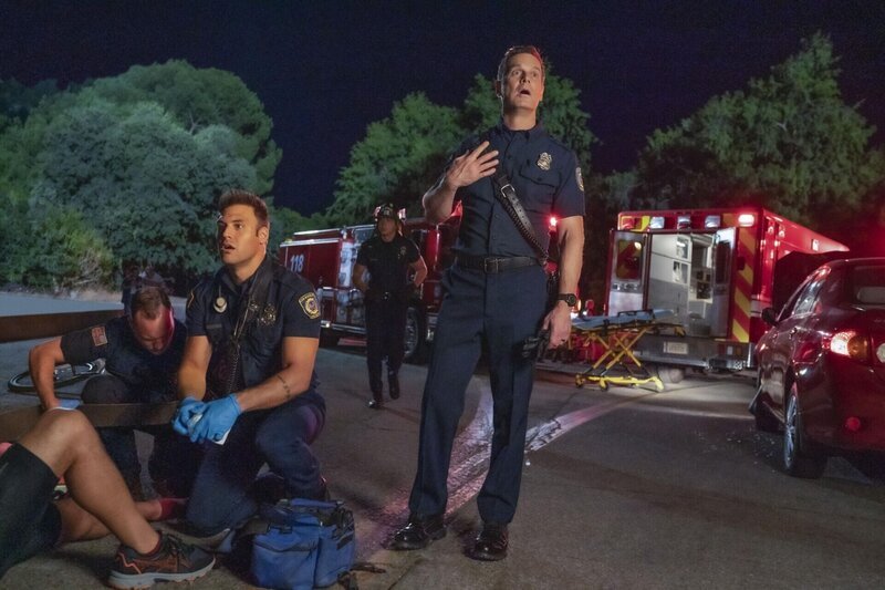 Eddie Diaz (Ryan Guzman, l.); Bobby Nash (Peter Krause, r.) – Bild: 20th Television