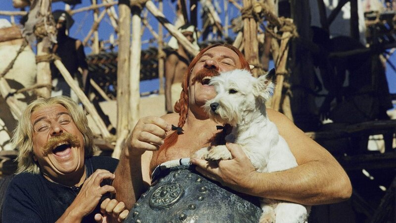 Asterix (Christian Clavier, li.), Obelix (Gérard Depardieu, re.) und Miraculix machen sich mit dem Zaubertrank auf den Weg nach Ägypten, um beim Bau des Palastes zu helfen. – Bild: Tobis StudioCanal Das SUPER RTL-Bildmaterial darf nur zur redaktionellen Berichterstattung im Zusammenhang mit der jeweiligen Sendung unter Angabe der Credits und Beachtung der unter http://kommunikation.superrtl.de genannten … Asterix (Christian Clavier, li.), Obelix (Gérard Depardieu, re.) und Miraculix machen sich mit dem Zaubertrank auf den Weg nach Ägypten, um beim Bau des Palastes zu helfen. – Bild: Tobis StudioCanal Das SUPER RTL-Bildmaterial darf nur zur redaktionellen Berichterstattung im Zusammenhang mit der jeweiligen Sendung unter Angabe der Credits und Beachtung der unter http://kommunikation.superrtl.de genannten …