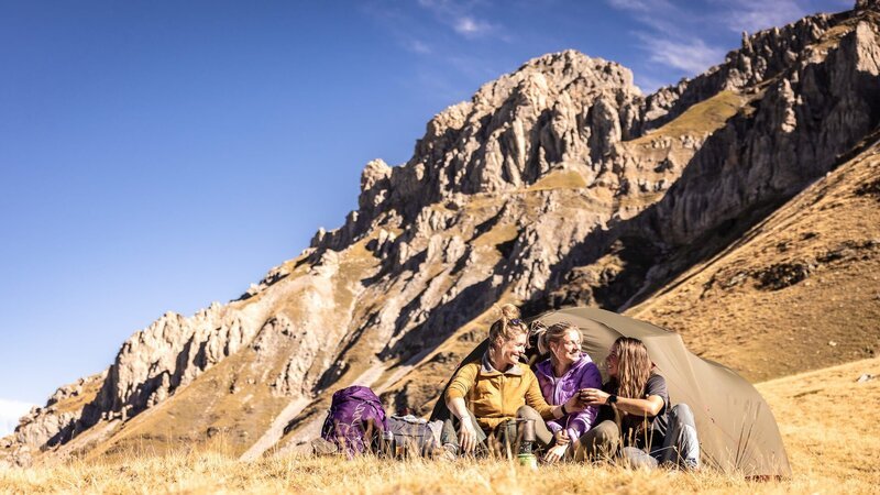 Die Bergfreundinnen (von links) Kaddi, Toni und Lisa zelten in der Wildnis Albaniens. – Bild: Luis Vojtechovsky /​ BR
