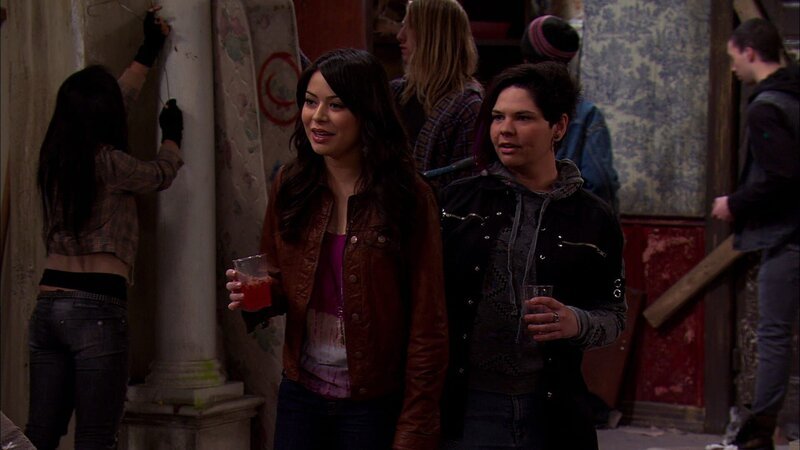 L-R: Carly Shay (Miranda Cosgrove), Dana Bukowski (Christine Barger) – Bild: ViacomCBS