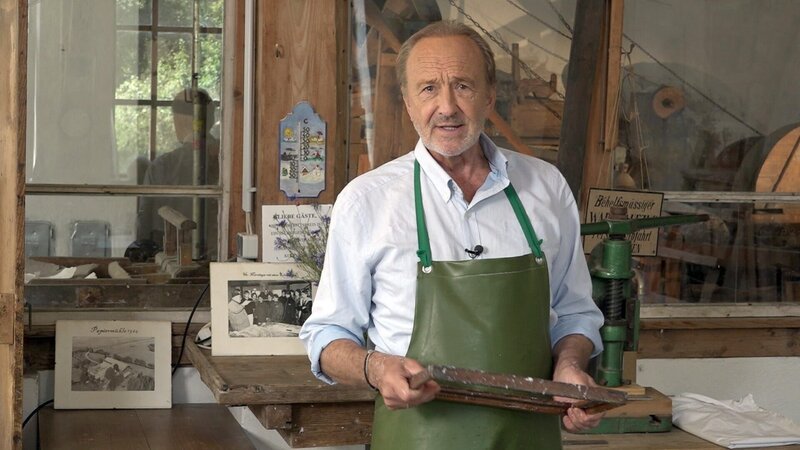 Miguel Herz-Kestranek bei der Verarbeitung von Hadern in der Mörzinger Papiermühle. – Bild: ORF/​FOR TV