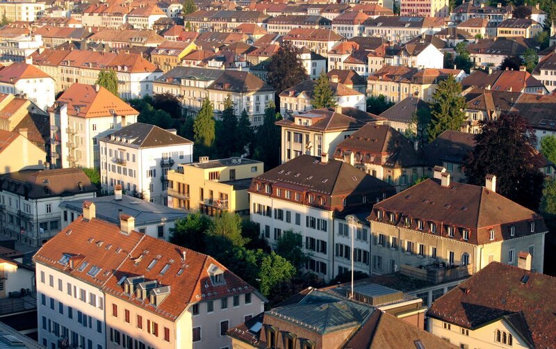 La Chaux-de-Fonds mit seinem für die Schweiz einzigartigen schachbrettartigen Stadtbild gilt als Wiege der Uhrmacherei weltweit und als Jugendstil-Hochburg der Schweiz. – Bild: SWR/​Schätze der Welt