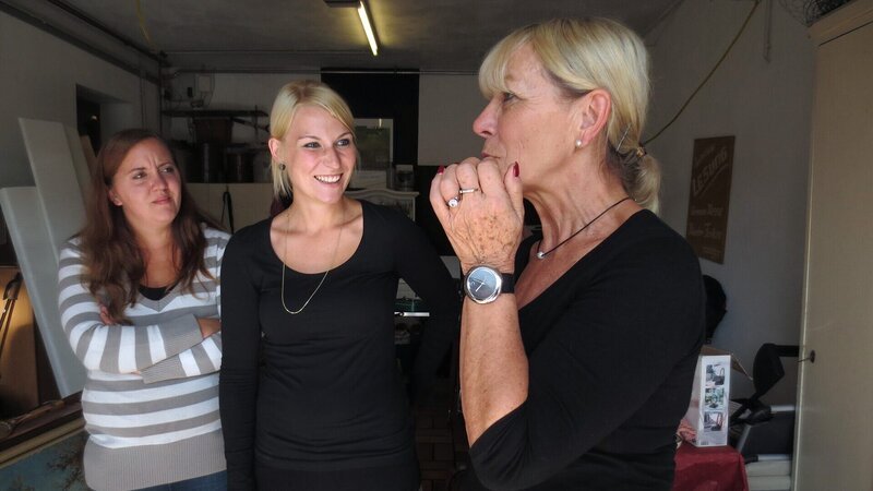 Von links: Stefanie, Alisa und Mechthild bei einer kurzen Lagebesprechung. – Bild: RTL II