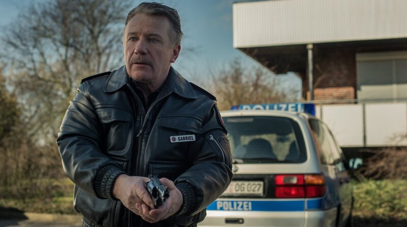 Olaf Gabriel (Jörg Schüttauf) überwältigt mit Hilfe einer Kundin den Bankräuber. – Bild: NDR/Gordon Timpen / ZDF Olaf Gabriel (Jörg Schüttauf) überwältigt mit Hilfe einer Kundin den Bankräuber. – Bild: NDR/Gordon Timpen / ZDF