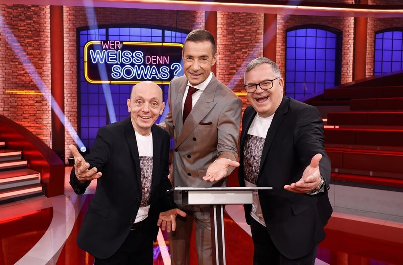 Moderator Kai Pflaume (M.) und seine Rateteam-Kapitäne Bernhard Hoëcker (l.) und Elton (r.) – Bild: NDR/​Matzen/​ARD/​UFA SHOW&FACTUAL