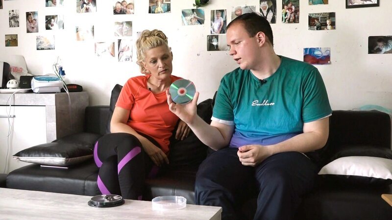 Als ‚Navigator N-V-G‘ will der autistische Dominik mit einer eigenen CD den ersten Schritt in Richtung Musikkarriere machen. Der Rückhalt von Mama Christine bedeutet ihm dabei viel. – Bild: RTLZWEI
