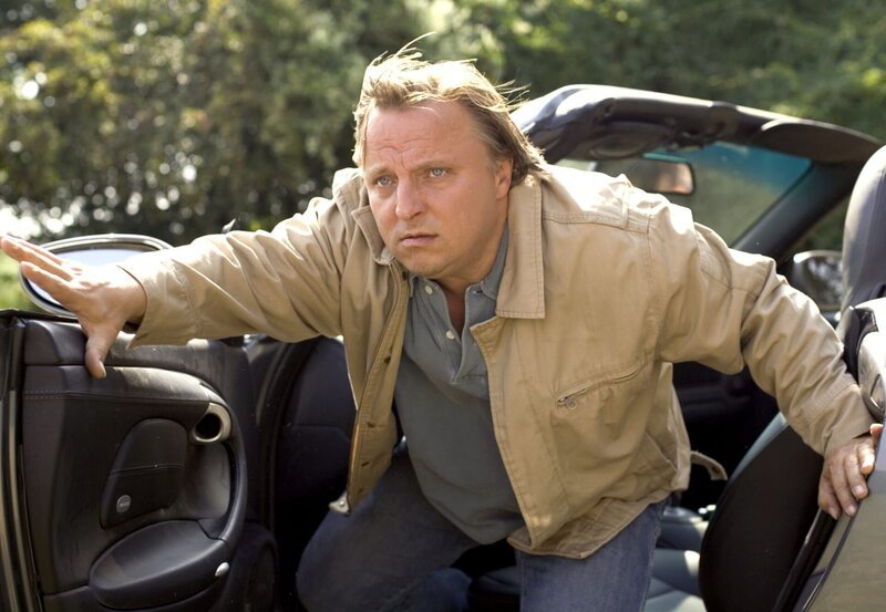 Kommissar Frank Thiel (Axel Prahl) kann gar nicht schnell genug aus dem Auto kommen: Ist Rechtsmediziner Karl-Friedrich Boerne in Gefahr? – Bild: WDR/​Michael Böhme