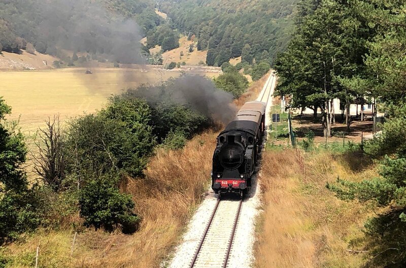 Hinter dem Majella-Tunnel verläuft die Strecke auf der Altipiani Maggiori D’Abruzzo – einer Hochebene. – Bild: SWR/​Alexander Schweitzer