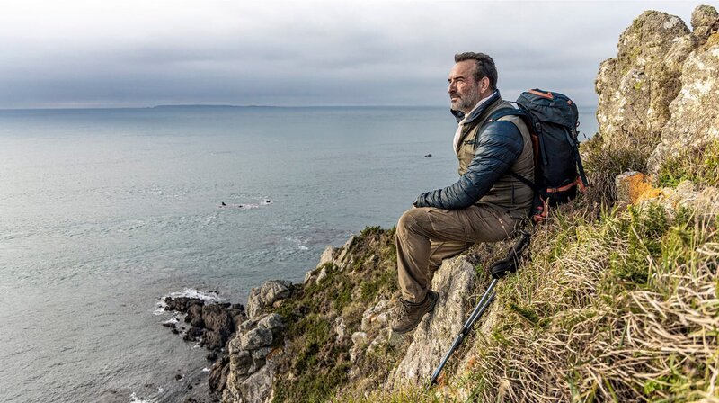 Nach 1300 Kilometern zu Fuß erreicht Pierre (Jean Dujardin) die Halbinsel Cotentin ganz im Norden der Normandie. – Bild: MDR/Thomas Goisque Nach 1300 Kilometern zu Fuß erreicht Pierre (Jean Dujardin) die Halbinsel Cotentin ganz im Norden der Normandie. – Bild: MDR/Thomas Goisque