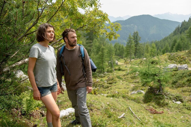 Mona (Nina Steils) und Max Steyer (Daniel Wiemer) verstehen die Welt nicht mehr. Verzweifelt suchen sie ihre Mutter in den Bergen. – Bild: ZDF und Thomas R. Schumann