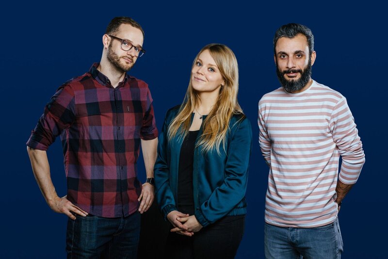 Die Moderatoren (von links): Rainer Maria Jilg, Sabine Pusch und Ramo Ali. – Bild: BR/​Lisa Hinder