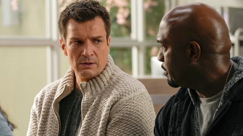 Da Nolan (Nathan Fillion, l.) wegen der Situation völlig durch den Wind ist, nehmen sich seine Kollegen wie Sergeant Grey (Richard T. Jones, r.) Zeit, um ihm beizustehen. Doch die Auszeit ist nur kurz, denn auf Sergeant Grey und seine Beamten wartet im Krankenhaus bereits der nächste Einsatz. – Bild: ZDF und Scott Everett White