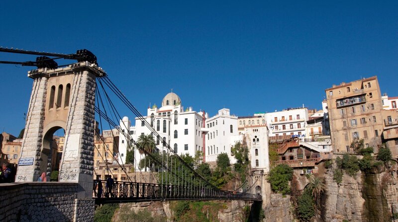 Die Stadt Constantine im Osten Algeriens liegt auf einem mächtigen Plateau, das von einer über 150 Meter tiefen Schlucht durchzogen wird. Mehrere Brücken überspannen diese und verbinden die Stadtteile miteinander. – Bild: NDR/​Vincent Productions