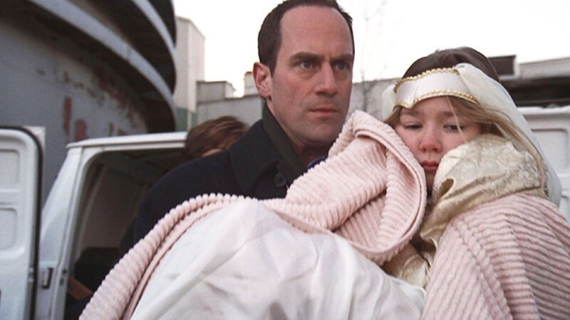 Detective Stabler (Christopher Meloni) entdeckt in einem Lieferwagen die vermisste Kirsten (Darstellername nicht zu ermitteln). – Bild: RTLup