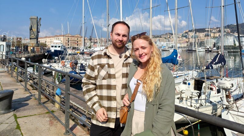 Franziska und Karsten aus Krefeld am Hafen in Genua. – Bild: WDR, Sagamedia