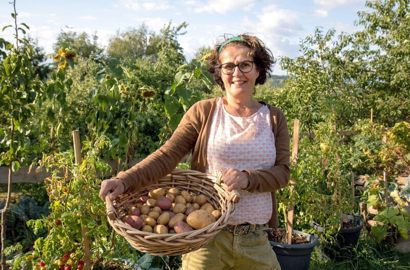 Saziye Diener bei der Kartoffel-Ernte. – Bild: SWR/​megaherz