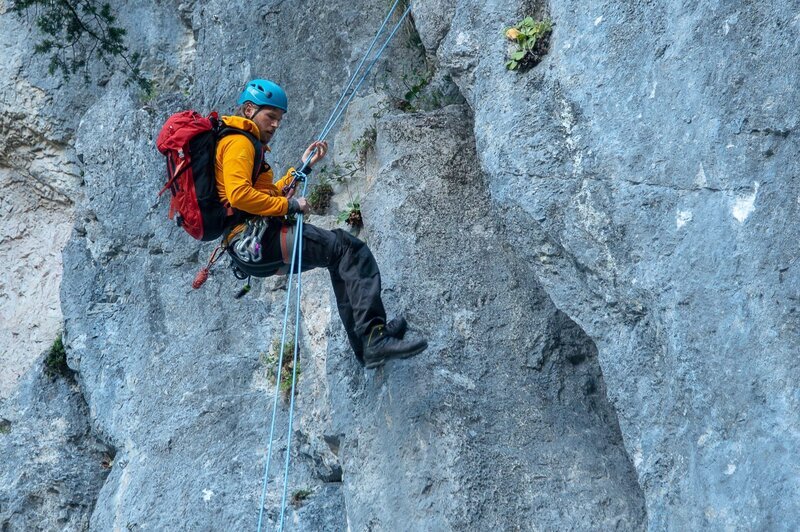 Gekonnt seilt sich der Bergretter Markus Kofler (Sebastian Ströbel) die steile Felswand hinab. Er muss sich beeilen, um zu der verletzten Frau zu kommen. – Bild: ZDF und Thomas R. Schumann