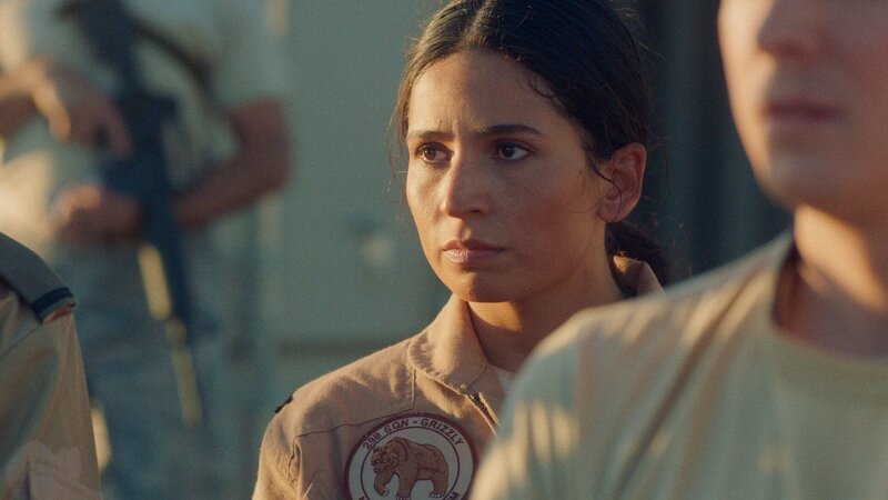 Leyla Demir (Sinem Kavus) erfährt, dass ihr guter Freund bei einem Flugunfall abgestürzt ist. Sie möchte ihn im feindlichen Gebiet aufspüren. Dazu sind ihr alle Mittel recht. – Bild: ZDF und Storytellers Film & TV