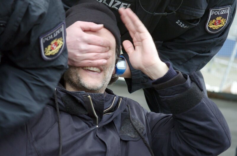 Polizeigriff – Rabiat-Reporter Manuel Möglich harrt in „Rabiat: Scheißjob Bulle?“ während einer Übung der Bereitschaftspolizei Bremen in einer Sitzblockade aus und wird nach mehreren Aufforderungen mit Nachdruck entfernt. – Bild: ZDF und Radio Bremen/​Ilhan Coskun