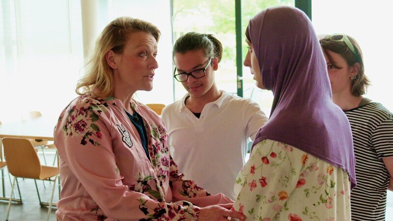 Die Proben sind für viele Chormitglieder herausfordernd – der Zuspruch von Mentorin Susanne Kunz (l.) ist dabei gefordert. – Bild: SRF