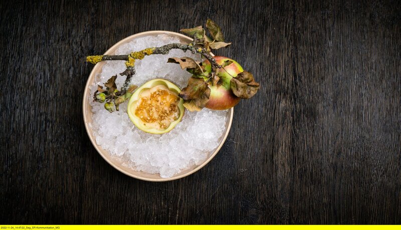 Elstar Apfel von Sterne-Koch Ricky Saward. – Bild: ZDF und SR/​Christoph Heymann