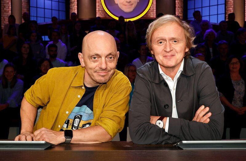 Rateteam-Kapitän Bernhard Hoëcker und der Fernsehmoderator und Humorist Pierre M. Krause bilden ein Rateteam. – Bild: ARD/​Morris Mac Matzen