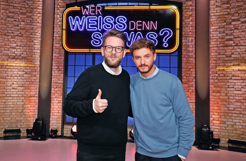 Treten bei „Wer weiß denn sowas?“ als Kandidaten gegeneinander an: Der Autor und TV-Producer Jakob Lundt (l.) und der Autor, Kolumnist, Podcaster und Moderator Tommi Schmitt (r.). – Bild: ARD/​Morris Mac Matzen
