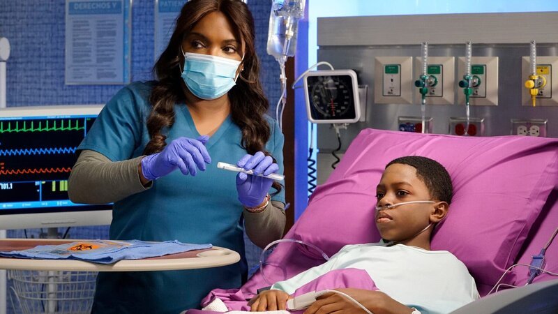 Chicago Med Staffel 6 Folge 4 Sie kümmert sich um ihren Adoptivsohn: Marlyne Barrett als Maggie Lockwood, Christopher Farrar als Auggie – Bild: SRF/​NBC Universal