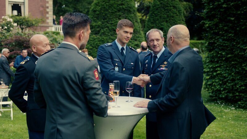 General Roderick Walema (Gijs Scholten van Aschat, 2.v.r.) hat Rutger de Man (Josha Stradowski, M.) direkt ins Herz geschlossen und stellt ihn seinen Militär-Kollegen vor. Die große Party auf Rodericks Anwesen scheint dafür perfekt zu sein. – Bild: ZDF und Dinand van der Wal