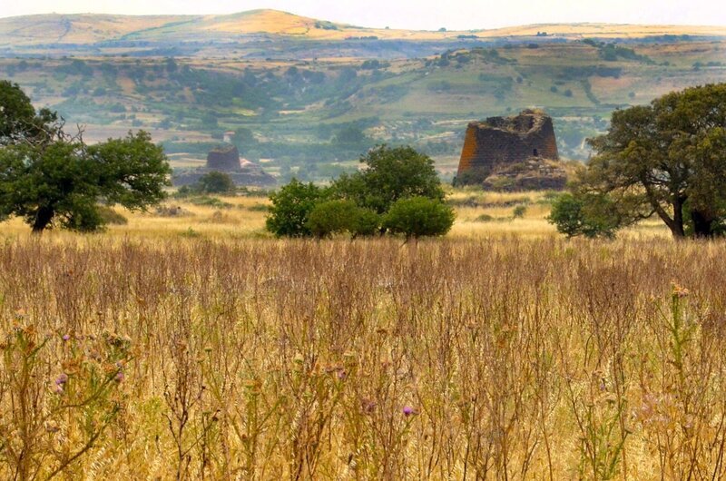 Oft wurden die Nuraghen in Sichtweite zueinander gebaut. – Bild: BR/​SWR/​Volker Schüppel