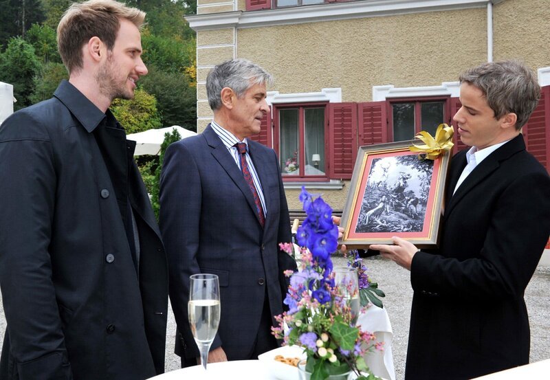 ARD STURM DER LIEBE FOLGE 1895, am Mittwoch (11.12.13) um 15:10 Uhr im ERSTEN. Martin (David Paryla, r.) provoziert Friedrich (Dietrich Adam, M.) mit seinem Geburtstagsgeschenk (mit Christian Feist, l.). – Bild: ARD/​Ann Paur