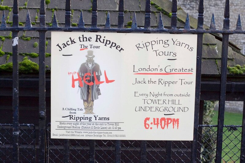 C12BCX A Poster advertising Jake the Ripper Tours in the city of London England – Bild: Mim Friday /​ Alamy Stock Photo