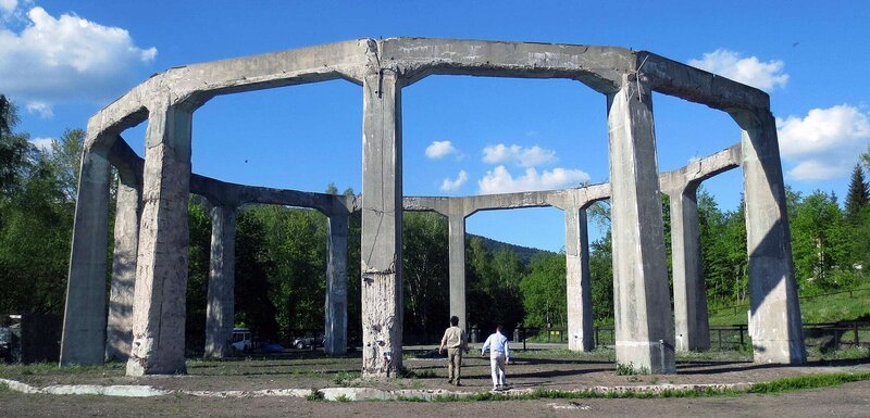 Giorgio und der pensionierte Luft- und Raumfahrtingenieur Dr. Bob Frisbee führen einige Windkanaltests mit einem glockenförmigen Objekt durch. – Bild: THE HISTORY CHANNEL /​ Prometheus Entertainment