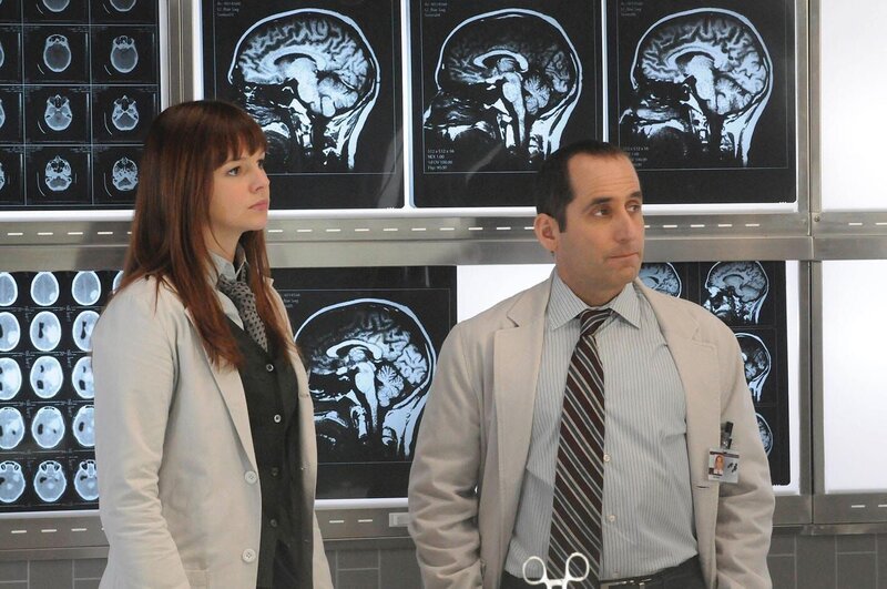 Der Fall eines Obdachlosen mit Verbrennungen beschäftigt Masters (Amber Tamblyn, l.) und Taub (Peter Jacobson, r.). Warum spielt auf einmal sein Geruchssinn verrückt? – Bild: Universal /​ Marlyse Press Photo/​MPP