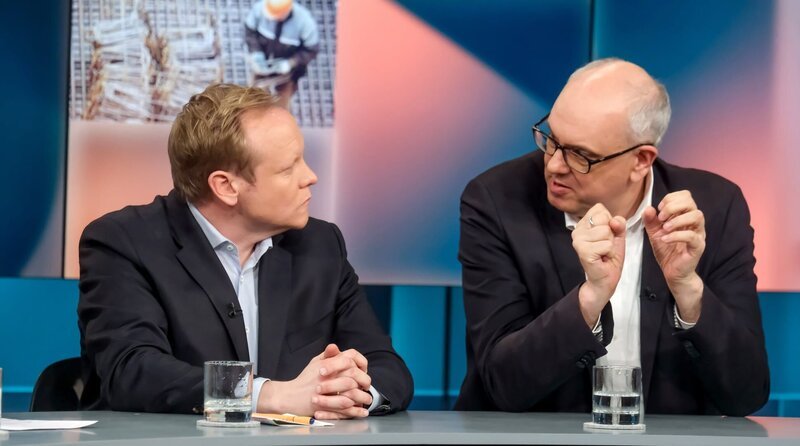 Zu Gast bei Louis Klamroth: v.l.n.r. Tilman Kuban (CDU, Bundestagsabgeordneter und Mitglied des Wirtschaftsausschusses) und Andreas Bovenschulte (SPD, Bürgermeister und Präsident des Senats der Freien Hansestadt Bremen). – Bild: WDR/​Oliver Ziebe