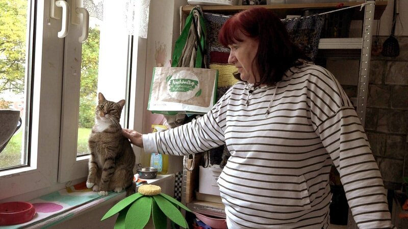 Maiks Mutter Bärbel macht sich derzeit Sorgen um ihre finanzielle Situation, sie sucht schon seit längerem einen neuen Job. Durch die derzeitige Arbeitslosigkeit belastet sie die Tierhaltung der zwei Katzen und ihres Hundes finanziell sehr. – Bild: RTLZWEI