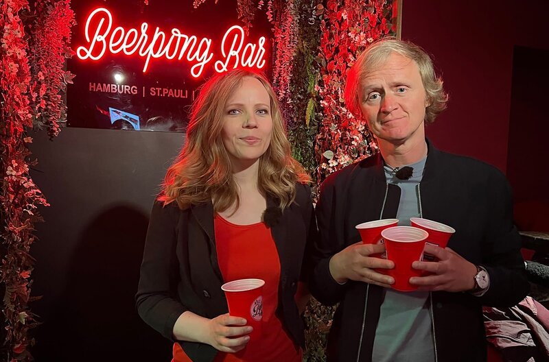 In der heutigen Kurzstrecke holt Pierre M. Krause die Satirikerin Sarah Bosetti aus dem extra 3 NDR-Studio ab. Und was macht man abends in Hamburg, wenn man müde vom Auftritt ist? Richtig! Abgelaufene Brezeln essen und an der Reeperbahn Beerpong spielen! Vielleicht fällt Sarah Bosetti wirklich auf Menschen rein, aber hey … immerhin ist die Folge ohne zugesetzten Zucker! – Bild: SWR/​dibido /​ ZDF und SWR/​dibido