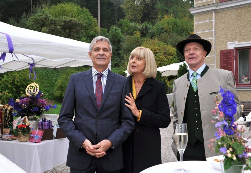 ARD STURM DER LIEBE FOLGE 1896, am Donnerstag um 15:10 Uhr im ERSTEN. Friedrich (Dietrich Adam, l.) feiert mit Charlotte (Mona Seefried, M.) und Werner (Dirk Galuba, r.) seinen 60. Geburtstag. – Bild: ARD/​Ann Paur